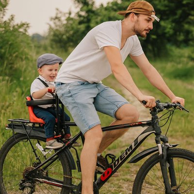 bebe assis velo papa securité